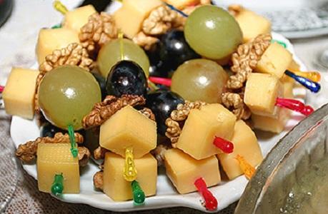 Канапе с сырами, орехом и виноградом Канапе с сырами, орехом и виноградом