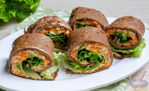 Рулетик «Блинный с копчёной корейкой, зеленью, соусом»