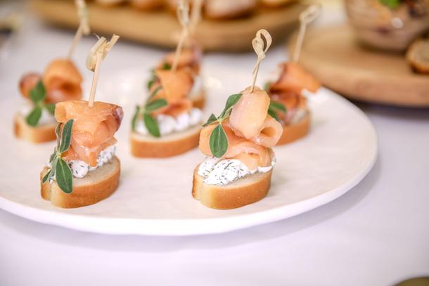 Кростини с лососем и творожно-сливочным муссом