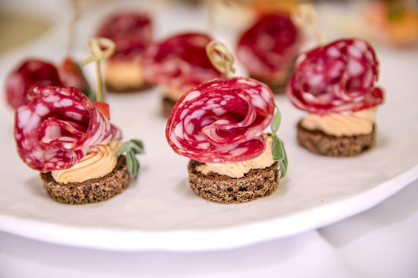 Канапе с сервелатом