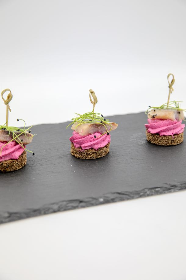 Канапе с сельдью на ароматном бородинском хлебе Канапе с сельдью на ароматном бородинском хлебе