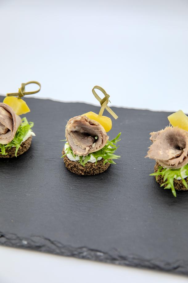 Канапе с языком на ароматном бородинском хлебе Канапе с языком на ароматном бородинском хлебе