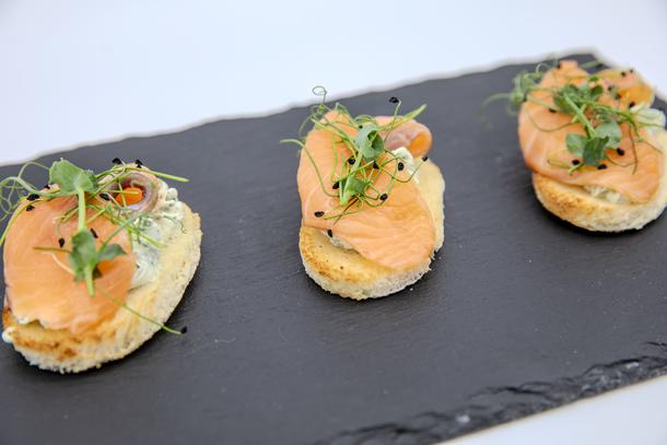 Канапе с сёмгой и французским омлетом