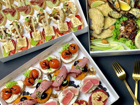 Сытный фуршетный сет с горячими закусками на праздник на 50 персон в Новосибирске